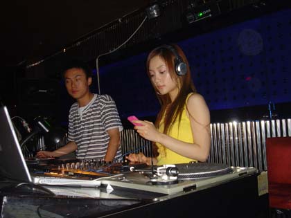 李小璐《奋斗》剧组当dj 迪厅献high歌