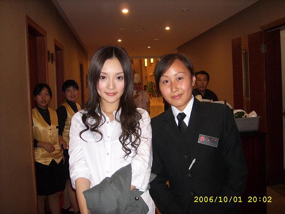 2006.10.01晚上,上海xx饭店,吴宇森新片《天堂口》开机前影视明星的聚会,李小璐与大堂经理的合影!shuangshuang提供