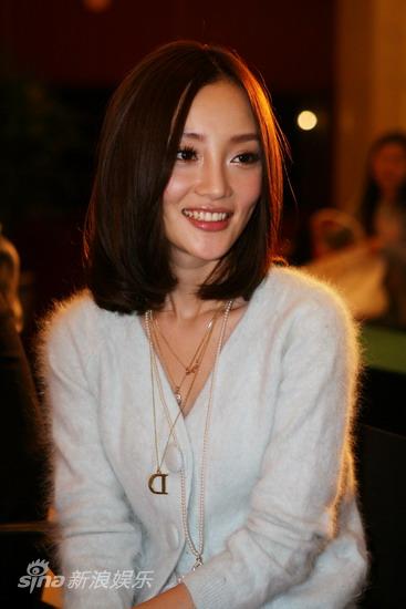 图文：沈好放签约北大星光-李小璐五官精致